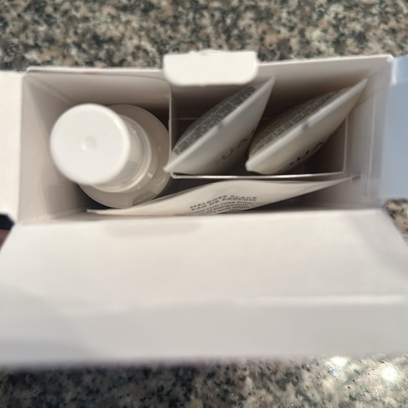 Ouai Hair Sample Set with Perfume tester - Picture 4 of 5